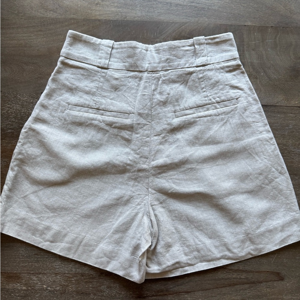 H&M Linen Blend High Waisted Pleated Shorts Beige Size 4 - Picture 2 of 4